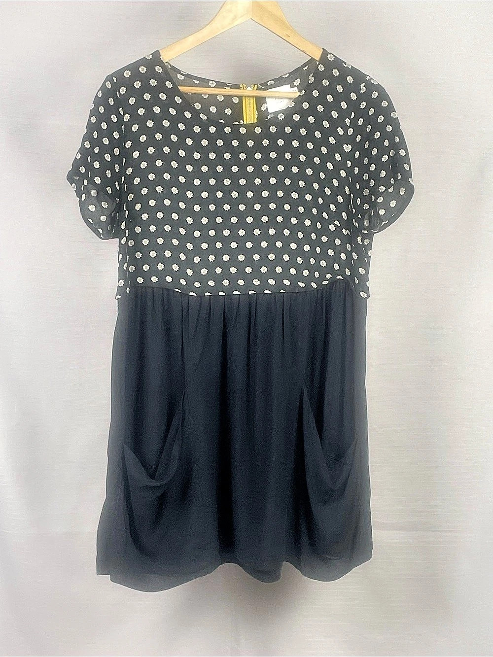 HD in Paris Black Daisy Print Dress Gold Back Zip 6